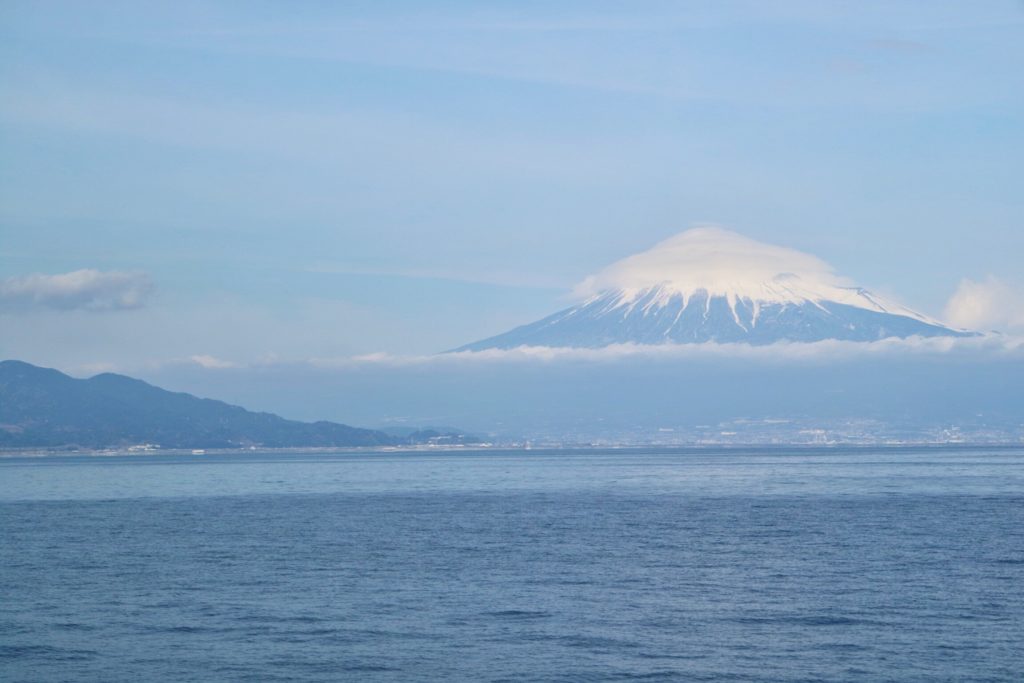 海から見る富士山