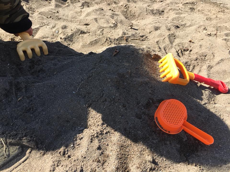 砂場でいっぱいあそぼう　－子どもの成長に欠かせない砂場遊び５つの要素ー