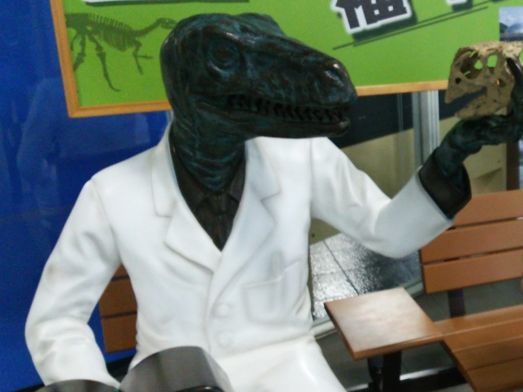 化石を持つ恐竜博士　