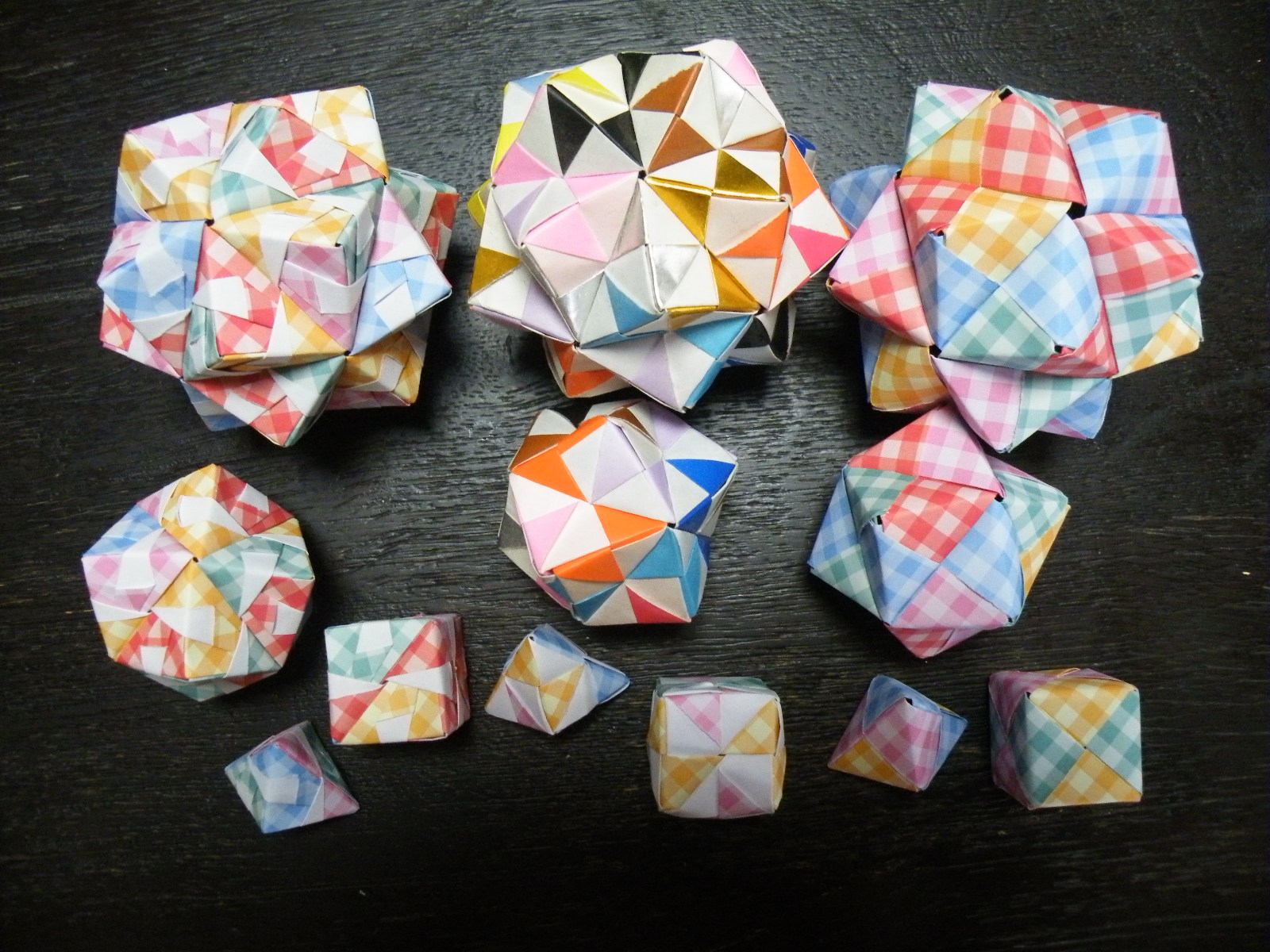 ユニット折り紙で作る 多面体コンペイトウの作り方 親子の時間研究所